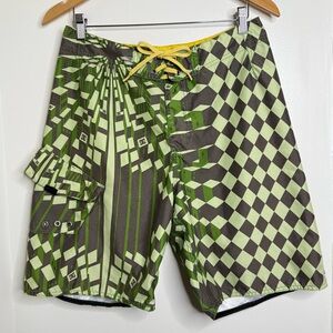 DC Green Board Shorts Swim Men’s Size 32 Inseam 9” Abstract Geometric Pool Vacay